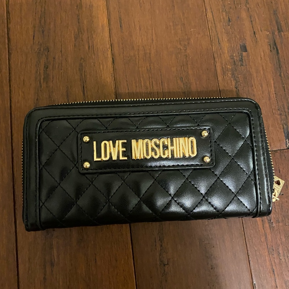 Great Moschino Wallet! Barely used, red interior